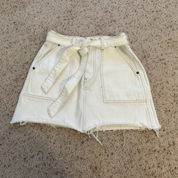 Abercrombie & Fitch: White Jean Mini Skirt w/ a Belt - Picture 2 of 4